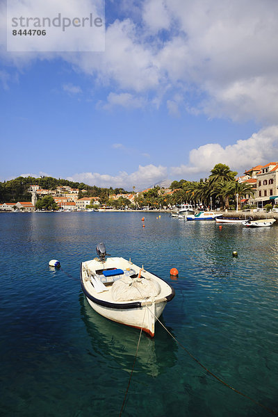 Kroatien  Cavtat  Boot in der Hafenbucht
