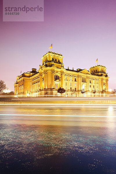 Deutschland  Berlin  Blick auf das Reichstagsgebäude am Abend