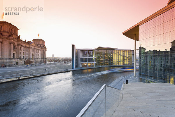 Deutschland  Berlin  Paul-Loebe-Haus  links Reichstag  rechts Marie-Elisabeth-Lüders-Gebäude