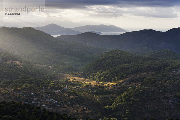 Türkei  Mugla  Dorf Kisla  Blick vom Berg Bozburun Tepesi