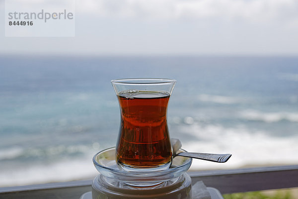 Türkei  Provinz Antalya  Türkische Riviera  Glas türkischer Tee
