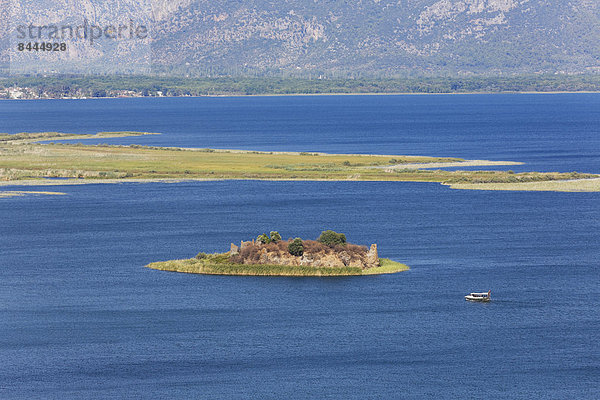 Türkei  Provinz Mugla  Insel im Koeycegiz-See