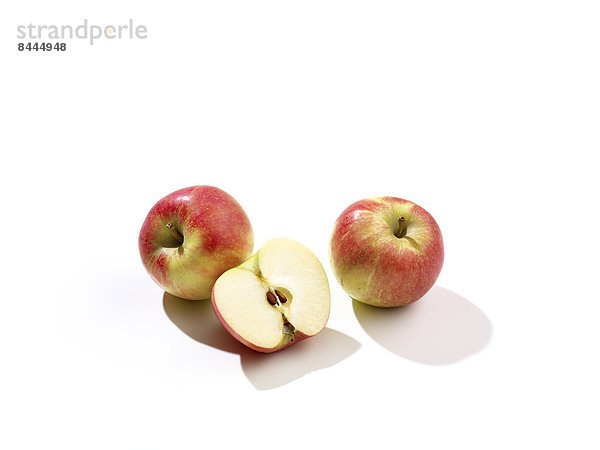 Zweieinhalb Äpfel (Malus domestica)  Studioaufnahme