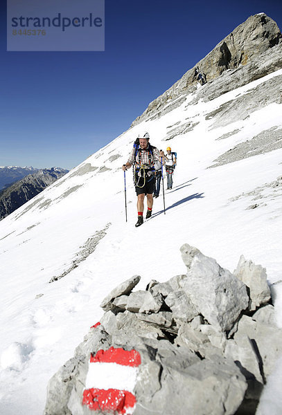 Österreich  Tirol  Karwendelgebirge  Bergsteiger überqueren Schneefeld