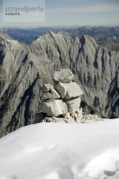 Österreich  Tirol  Karwendelgebirge  Steinhaufen im Schnee