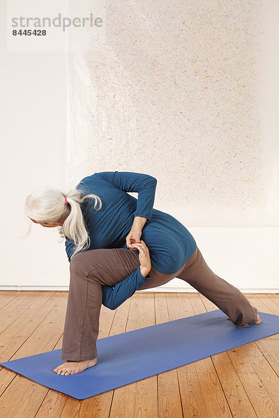 Ältere Frau  die Yoga praktiziert