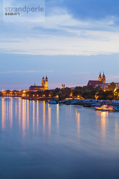 Deutschland  Sachsen-Anhalt  Magdeburg  Stadtbild mit Elbe in der Abenddämmerung