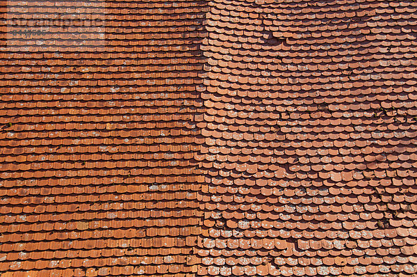 Teil eines alten Daches mit Biberschwanzziegeln