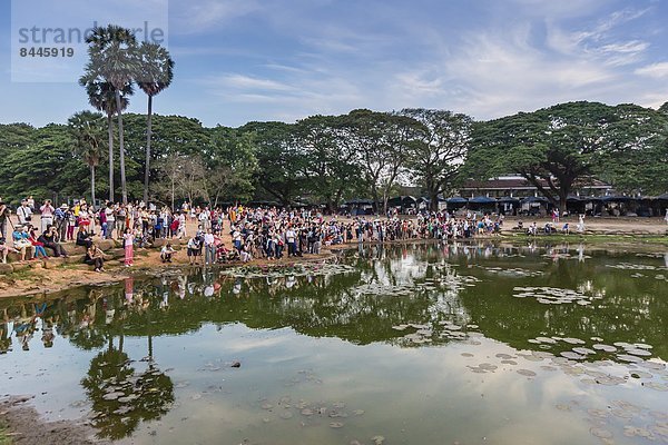 geselliges Beisammensein  über  Sonnenaufgang  Tourist  Südostasien  UNESCO-Welterbe  Vietnam  Angkor  Asien  Kambodscha