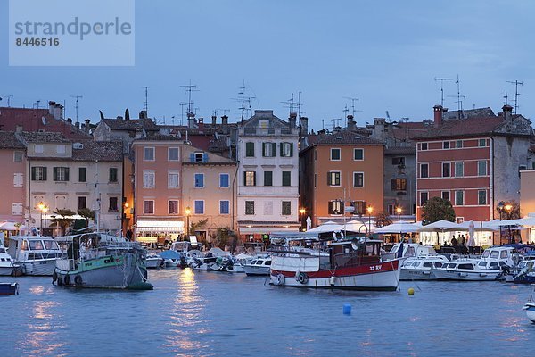 Hafen  Europa  Ufer  Boot  Schiff  Kroatien  Abenddämmerung  Istrien  Rovinj