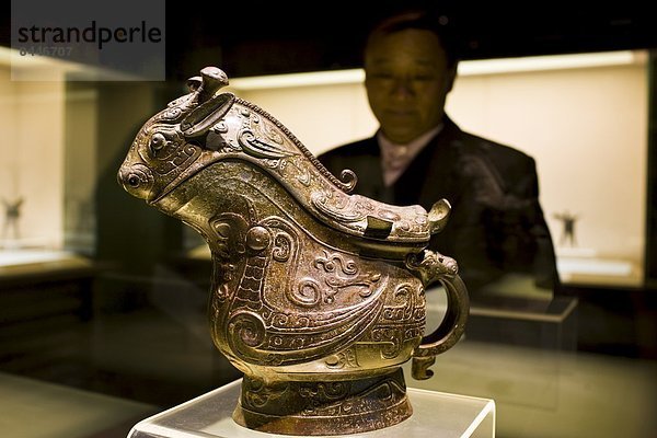 zeigen  Mann  Glas  Verkehr  Wein  Tasche  Museum  China  Gong  Shanghai