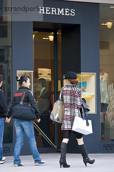 Außenaufnahme  Kleidung  Mensch  Menschen  Laden  China  Hermes