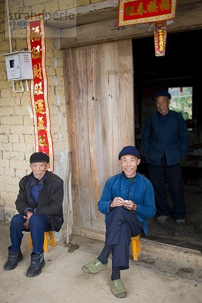 sitzend  Zusammenhalt  Mann  Senior  Senioren  Stadt  China  alt