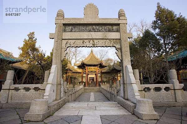 Denkmal  führen  Stein  Eingang  Zimmer  groß  großes  großer  große  großen  China  Islam  Moschee  Messehalle  Phoenix  Xian