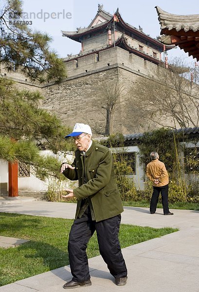 Anschnitt  Stadtmauer  Mann  Morgen  üben  China  Training  Xian