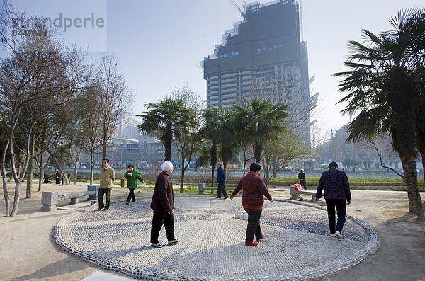 Anschnitt  Stadtmauer  Mensch  Menschen  gehen  Morgen  üben  Kreis  China  Xian