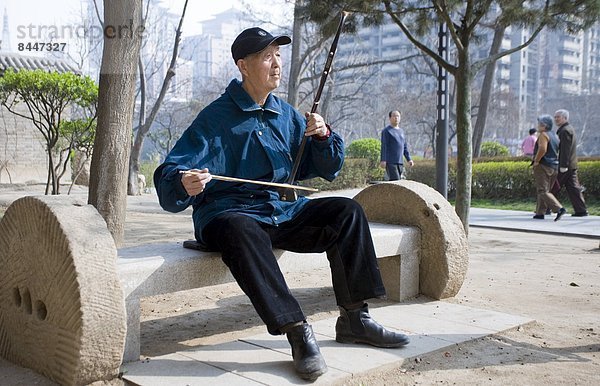 benutzen  Stadtmauer  Mann  Gegenstand  Spiel  Unterricht  China  Xian