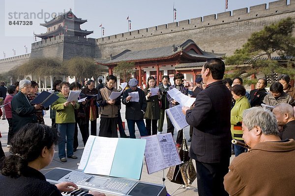 Anschnitt  Stadtmauer  Mensch  Freizeitbekleidung  Menschen  geselliges Beisammensein  Morgen  üben  China  Xian