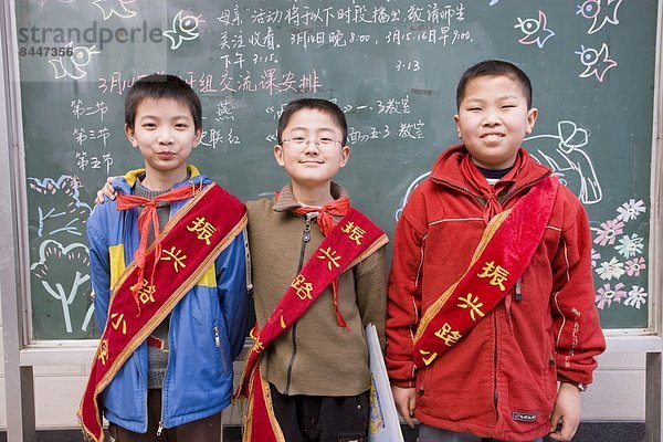 Junge - Person  Fernverkehrsstraße  Schule  Anfang  1  verringern  Bevölkerungsgruppe  China  Xian