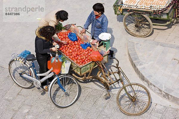 Frau  Straße  Fuhrwerk  kaufen  Tomate  China  Markt  Xian