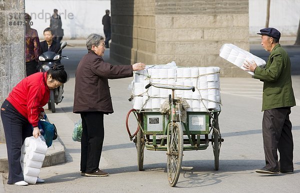 Stadtmauer  Frau  Papier  Straße  kaufen  Fuhrwerk  China  Handwerker  Markt  Toilette  Xian