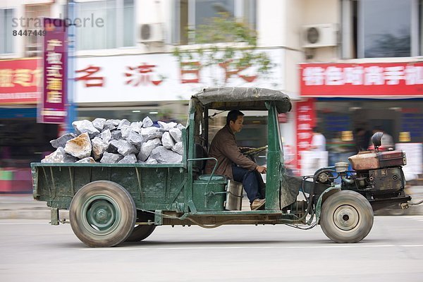 Haufen  bauen  Mann  Stein  fahren  Straße  Traktor  bringen  Behälter  China  Yangshuo