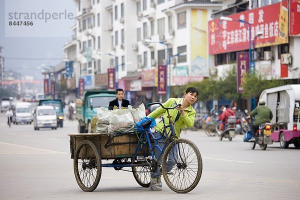 Frau  Straße  Fuhrwerk  bringen  Fahrrad  Rad  China  Yangshuo