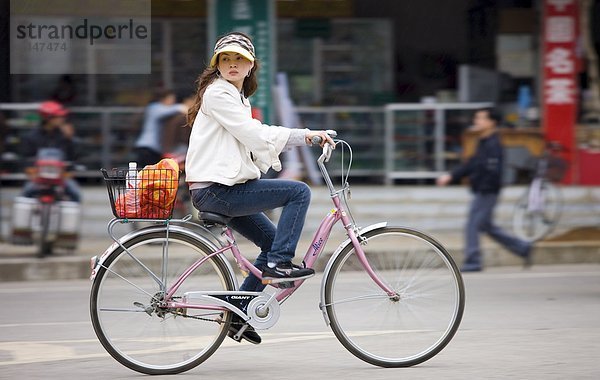 Frau  Straße  jung  Fahrrad  Rad  China  Yangshuo