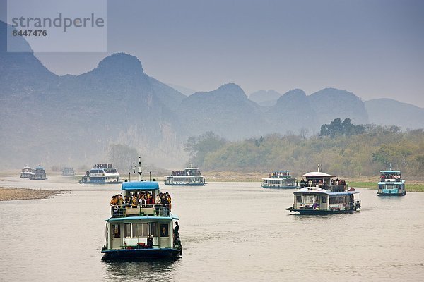 zwischen  inmitten  mitten  Reise  Tourist  Boot  Fluss  vorwärts  China  Guilin  Yangshuo