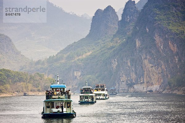 zwischen  inmitten  mitten  Reise  Tourist  Boot  Fluss  vorwärts  China  Guilin  Yangshuo