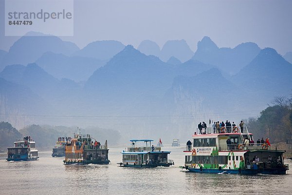 zwischen  inmitten  mitten  Reise  Tourist  Boot  Fluss  vorwärts  China  Guilin  Yangshuo