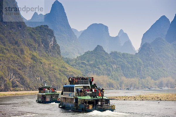 zwischen  inmitten  mitten  Reise  Tourist  Boot  Fluss  vorwärts  China  Guilin  Yangshuo