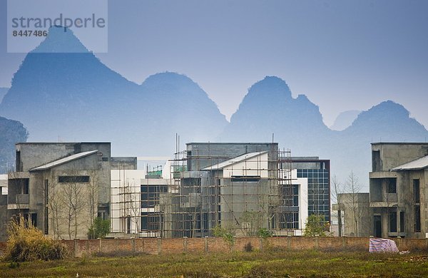 zwischen  inmitten  mitten  bauen  unterhalb  Hotel  Fluss  Komplexität  China  Guilin  Yangshuo