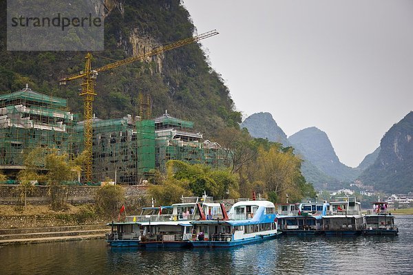 bauen  Tourist  Hotel  Boot  vertäut  Fluss  China  Yangshuo