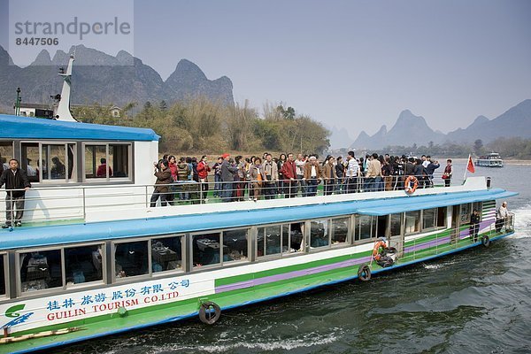 zwischen  inmitten  mitten  tragen  Tourist  Boot  chinesisch  Fluss  vorwärts  Teamgeist  China  Guilin  Tourismus  Yangshuo