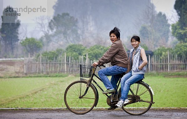 nahe  Mensch  Menschen  jung  Fahrrad  Rad  China  Guilin