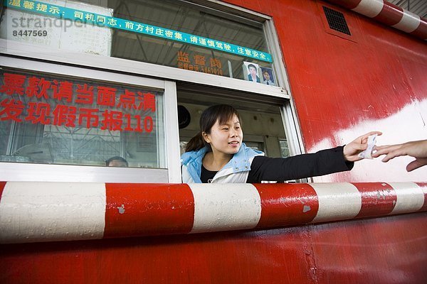 Frau  bezahlen  zahlen  sammeln  China  Guilin  Maut