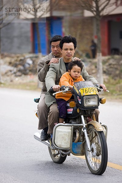 Mann  1  Motorrad  verringern  Bevölkerungsgruppe  China  Guilin  Planung