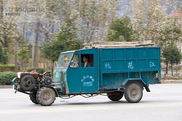 Haufen Traktor Holz Lastkraftwagen bringen Behälter China Guilin