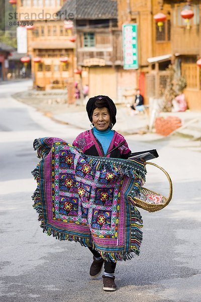Frau  Tradition  Straße  chinesisch  verkaufen  Teppichboden  Teppich  Teppiche  China  Ethnisches Erscheinungsbild