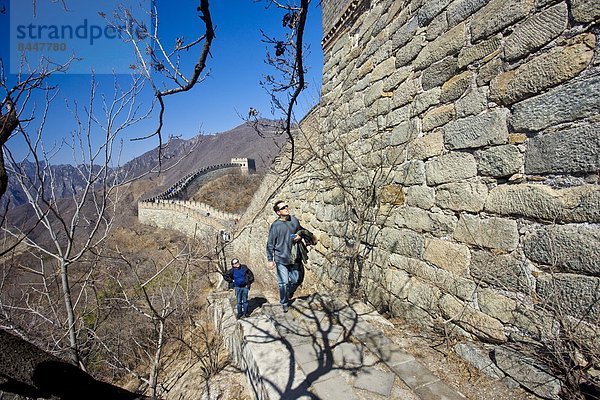 Mann  Wand  gehen  2  vorwärts  Seitenansicht  groß  großes  großer  große  großen  China