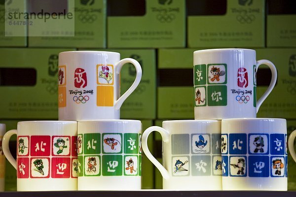 Becher  Spiel  Souvenir  Laden  Peking  Hauptstadt  Olympische Spiele  Olympiade  verkaufen  Verantwortung  China  Maskottchen