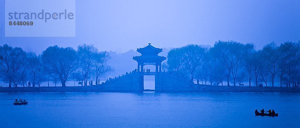 durchsichtig  transparent  transparente  transparentes  Sommer  See  Palast  Schloß  Schlösser  Garten  gewellt  Peking  Hauptstadt  China  Kunming