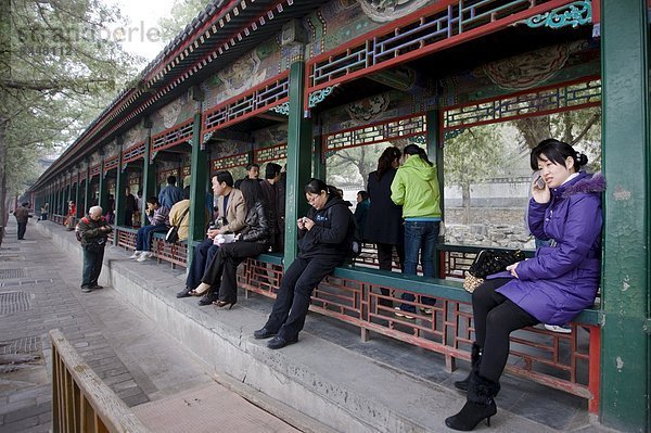 Korridor  Korridore  Flur  Flure  sitzend  Sommer  Palast  Schloß  Schlösser  lang  langes  langer  lange  Gast  Peking  Hauptstadt  vorwärts  China