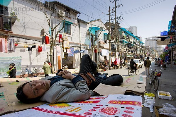 Mann  schlafen  Fernverkehrsstraße  China  Pappe