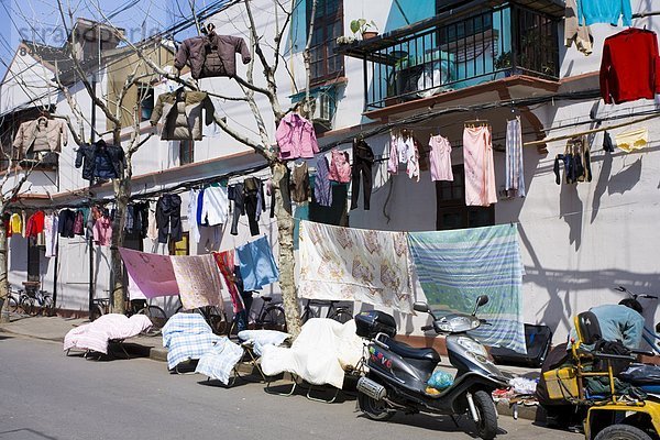 französisch Fernverkehrsstraße trocken abhängen China Wäsche alt Viertel Menge Shanghai