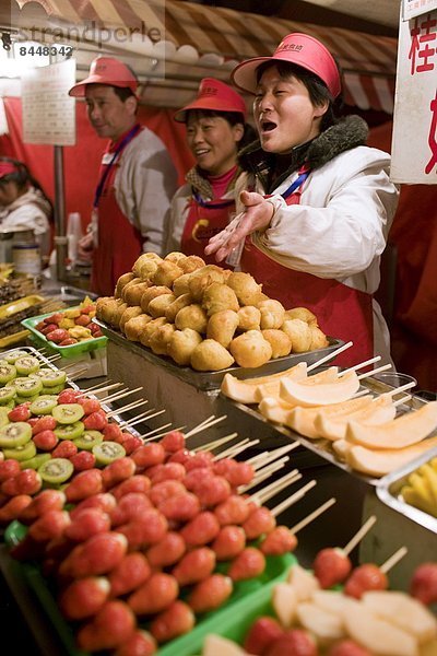 Blumenmarkt  Glasierter Apfel  Glasierte Äpfel  kandierter  Liebesapfel  Nacht  Frucht  verkaufen  Peking  Hauptstadt  China  Markt