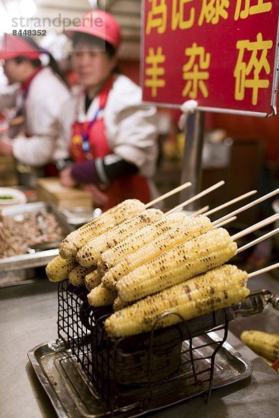 Mais  Zuckermais  Kukuruz  Nacht  Peking  Hauptstadt  verkaufen  Maiskolben  China  Markt