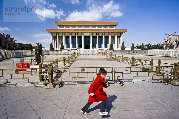 Außenaufnahme  rennen  Soldat  Nostalgie  jung  Peking  Hauptstadt  China  Mädchen  Mausoleum