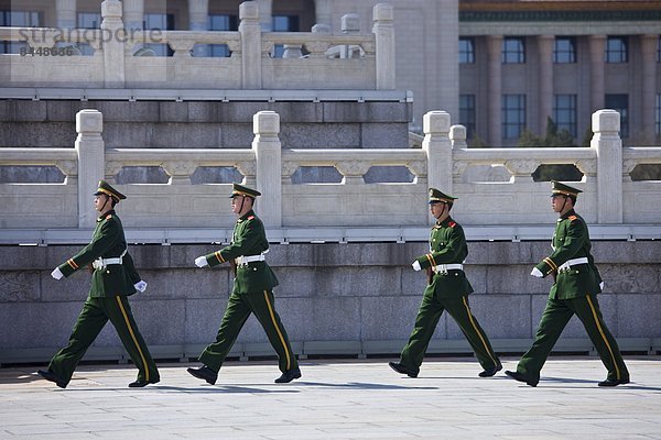 Mann  Quadrat  Quadrate  quadratisch  quadratisches  quadratischer  Peking  Hauptstadt  Polizei  China  Militär